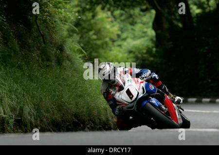 John McGuinness laissant Ramsey Hairpin et qui se rapproche de l'eau pendant la course TT Superbike 2011 sur l'île de Man. Banque D'Images