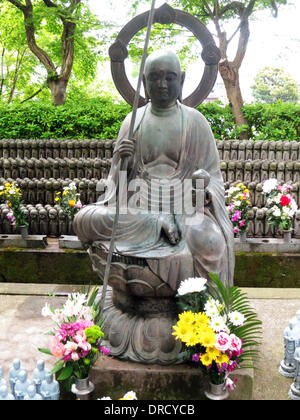 Tokyo, Japon. 24 avril, 2013. La figure de bronze d'un prêtre shintoïste à Kamakura au sud-ouest de Tokyo, Japon, 24 avril 2013. Photo : Peter Jaehnel /dpa - PAS DE SERVICE DE FIL/dpa/Alamy Live News Banque D'Images