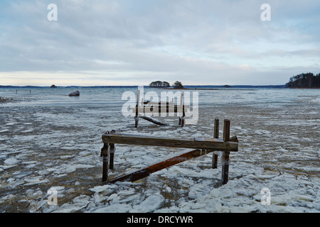 Vieux pont en bois sur le lac en hiver Banque D'Images