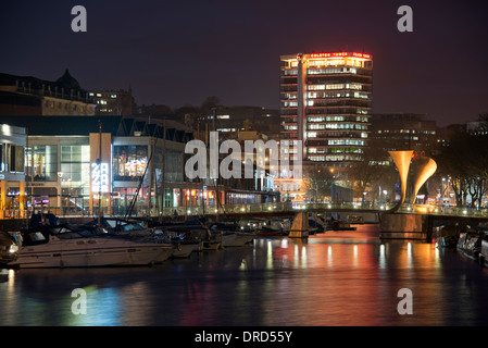 Bristol (UK) docks montrant le centre, grues, le navire et Mathew John King remorqueur Banque D'Images