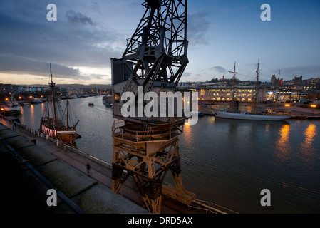 Bristol (UK) docks montrant le centre, grues, le navire et Mathew John King remorqueur Banque D'Images