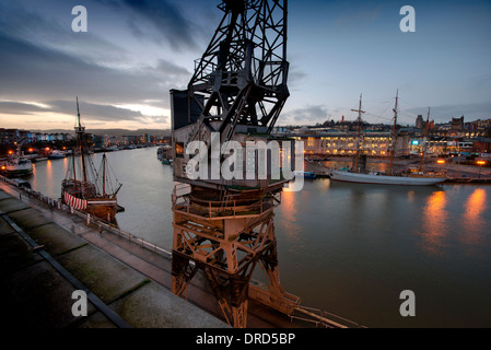 Bristol (UK) docks montrant le centre, grues, le navire et Mathew John King remorqueur Banque D'Images