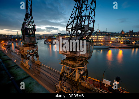 Bristol (UK) docks montrant le centre, grues, le navire et Mathew John King remorqueur Banque D'Images