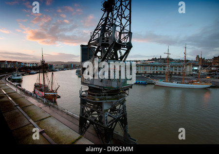 Bristol (UK) docks montrant le centre, grues, le navire et Mathew John King remorqueur Banque D'Images