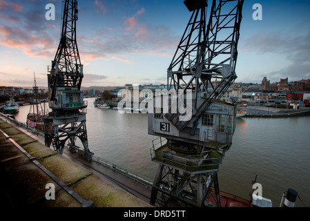 Bristol (UK) docks montrant le centre, grues, le navire et Mathew John King remorqueur Banque D'Images