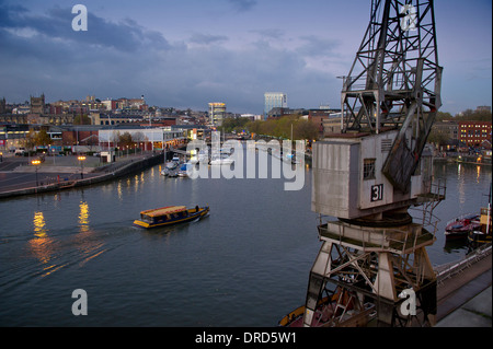 Bristol (UK) docks montrant le centre, grues, le navire et Mathew John King remorqueur Banque D'Images