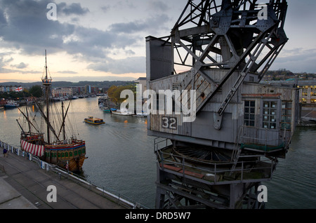 Bristol (UK) docks montrant le centre, grues, le navire et Mathew John King remorqueur Banque D'Images