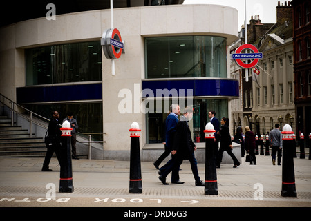 Navetteurs près de la station de métro Cannon Street dans le quartier financier de la ville de Londres, Royaume-Uni Banque D'Images