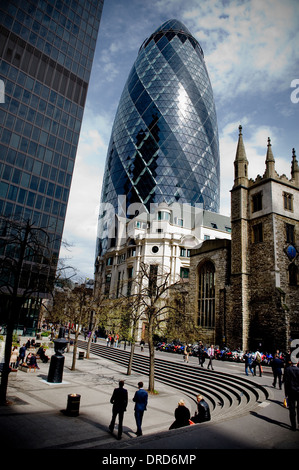 Vue du Gherkin, St Mary axe, ville de Londres, Royaume-Uni conçu par Norman Foster et ses partenaires et achevé en 2003 Banque D'Images