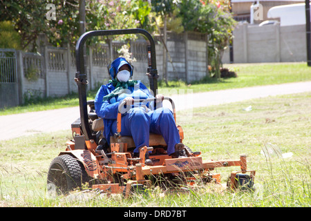 DURBAN, AFRIQUE DU SUD - Le 23 janvier 2014 : Inconnue femme employé municipal tond l'herbe en parc public à Durban 39 Kenneth Kaunda Road Banque D'Images