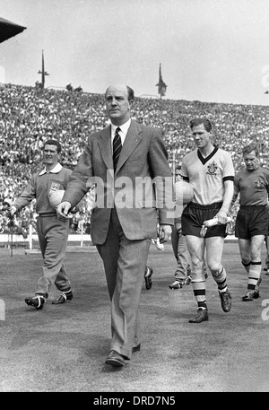 Finale de la coupe FA 1960 7 mai 1960 le gérant de Wolverhampton Wanderers Stan Cullis, suivi par le capitaine du FC Wolves Bill Slater et Ronnie Clayton de Blackburn Rovers. Stade Wembley, Grande-Bretagne, Royaume-Uni Banque D'Images