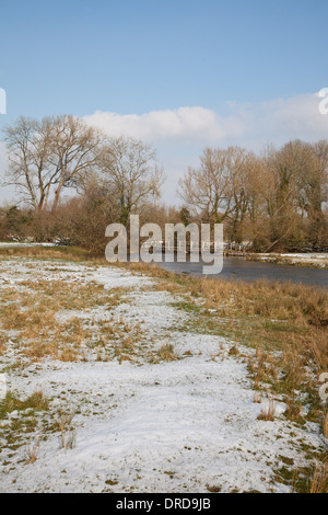 La rivière essais à vache Chilbolton, Commune Hampshire, en Angleterre, en hiver neige Banque D'Images