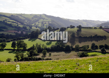 Une vue sur la vallée de la rivière d'Oisans du Shropshire Cours sur Cefns entre Oisans et Newcastle Banque D'Images