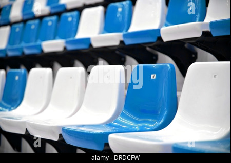 Bleu et blanc vide intérieur sièges sport arena stadium Banque D'Images