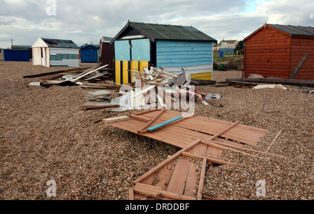 Cabines de plage endommagées sur Hayling Island après la tempête de la veille de Noël 2013 Banque D'Images