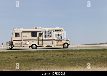 Avant-garde Ford camping-van sur l'autoroute le déplacement de gauche à droite avec le flou en arrière-plan Banque D'Images