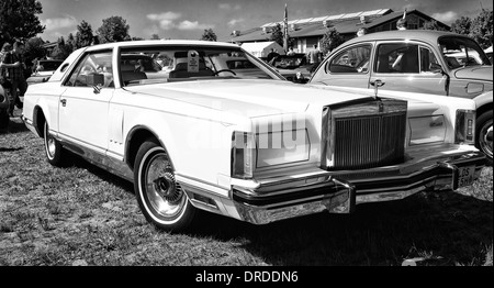 Voiture de luxe Lincoln Continental Mark V, noir et blanc Banque D'Images