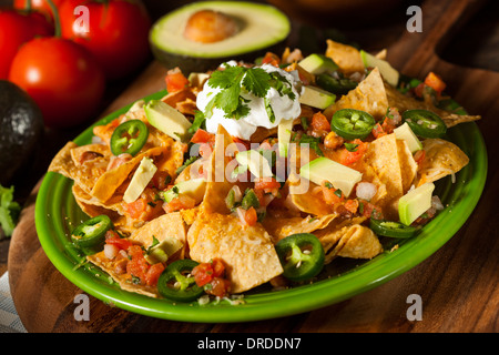 Des Nachos au fromage, malsain de crème aigre, et Légumes Banque D'Images