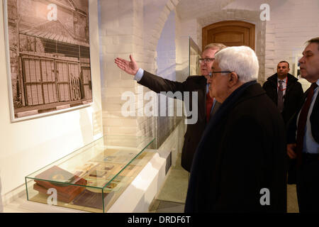 Moscou, Moscou, Fédération de Russie. 23 Jan, 2014. Le président palestinien Mahmoud Abbas rencontre le président de la société Impériale de Palestine orthodoxe Sergey Stepashin à Moscou, le Jeudi, Janvier 23, 2014 Credit : Thaer Ganaim APA/Images/ZUMAPRESS.com/Alamy Live News Banque D'Images