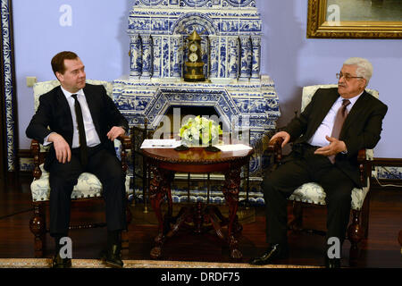 Moscou, Moscou, Fédération de Russie. 23 Jan, 2014. Le Premier ministre russe Dmitri Medvedev (G) rencontre avec le président palestinien Mahmoud Abbas (R) dans le Gorki résidence en dehors de Moscou, Russie, le Jeudi, Janvier 23, 2014 Credit : Thaer Ganaim APA/Images/ZUMAPRESS.com/Alamy Live News Banque D'Images