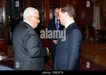 Moscou, Moscou, Fédération de Russie. 23 Jan, 2014. Le Premier ministre russe Dmitri Medvedev (R) rencontre avec le président palestinien Mahmoud Abbas (G) dans le Gorki résidence en dehors de Moscou, Russie, le Jeudi, Janvier 23, 2014 Credit : Thaer Ganaim APA/Images/ZUMAPRESS.com/Alamy Live News Banque D'Images