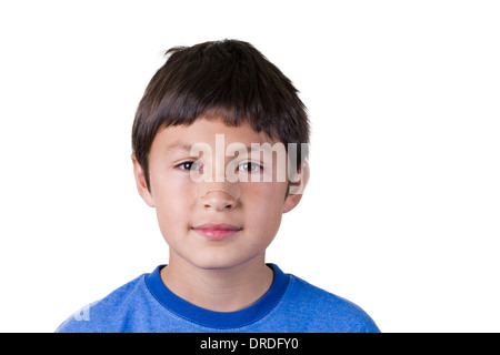 Jeune garçon avec du plâtre sur le nez - sur fond blanc Banque D'Images