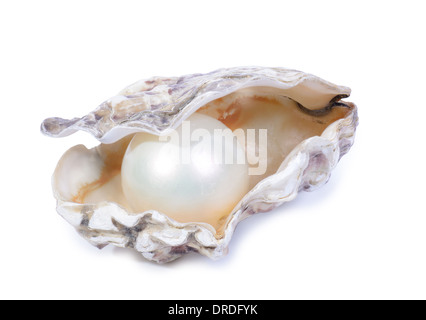 Concept de la richesse ou de la victoire avec une coquille d'huître ouverte avec un grand pearl intérieur isolé sur fond blanc Banque D'Images