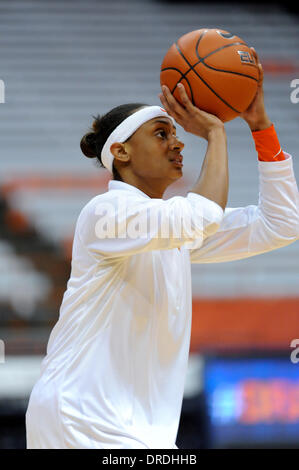 Syracuse, New York, USA. 23 Jan, 2014. 23 janvier 2014 : Orange Syracuse guard Brittney Sykes (20) prend un tir avant le début d'un basket-ball match entre le Clemson Tigers et la dame à l'Orange de Syracuse Carrier Dome à Syracuse, New York. Barnes riche/CSM/Alamy Live News Banque D'Images