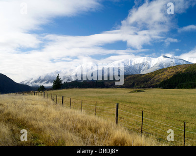 Voir l'orgue de la gamme de montagne, donnant sur un enclos de moutons, le long de la route 7 sur la route de Lewis Pass, Canterbury, New Zea Banque D'Images