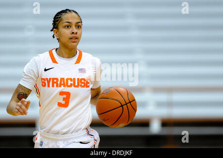 Syracuse, New York, USA. 23 Jan, 2014. 23 janvier 2014 : Orange Syracuse guard Rachel Coffey (3) DRIBBLE la balle jusqu'à la cour au cours de la première moitié d'un basket-ball match entre le Clemson Tigers et la dame à l'Orange de Syracuse Carrier Dome à Syracuse, New York. Barnes riche/CSM/Alamy Live News Banque D'Images