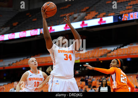 Syracuse, New York, USA. 23 Jan, 2014. 23 janvier 2014 : Syracuse Orange centre Shakeya Leary (34) prend un coup de feu pendant la première moitié d'un basket-ball match entre le Clemson Tigers et la dame à l'Orange de Syracuse Carrier Dome à Syracuse, New York. Barnes riche/CSM/Alamy Live News Banque D'Images