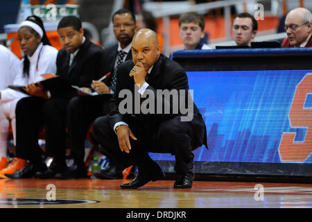 Syracuse, New York, USA. 23 Jan, 2014. 23 janvier 2014 : entraîneur-chef de l'Orange de Syracuse Quentin Hillsman ressemble au cours de la première moitié d'un basket-ball match entre le Clemson Tigers et la dame à l'Orange de Syracuse Carrier Dome à Syracuse, New York. Barnes riche/CSM/Alamy Live News Banque D'Images