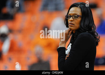 Syracuse, New York, USA. 23 Jan, 2014. 23 janvier 2014 : Lady Clemson Tigers Audra entraîneur-chef Smith cherche sur au cours de la première moitié d'un basket-ball match entre le Clemson Tigers et la dame à l'Orange de Syracuse Carrier Dome à Syracuse, New York. Barnes riche/CSM/Alamy Live News Banque D'Images