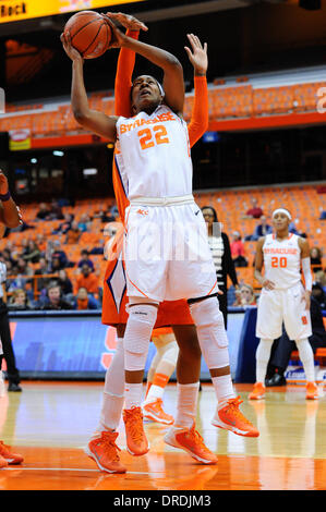 Syracuse, New York, USA. 23 Jan, 2014. 23 janvier 2014 : l'avant Orange Syracuse Taylor Ford (22) prend un coup de feu pendant la première moitié d'un basket-ball match entre le Clemson Tigers et la dame à l'Orange de Syracuse Carrier Dome à Syracuse, New York. Barnes riche/CSM/Alamy Live News Banque D'Images