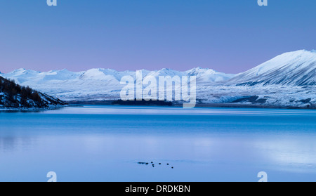 Coucher du soleil tombe sur le Lac Tekapo, Nouvelle-Zélande, avec la gamme de deux pouces à l'arrière-plan. Banque D'Images