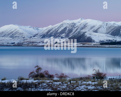 Coucher du soleil tombe sur le Lac Tekapo, Nouvelle-Zélande, avec la gamme de deux pouces à l'arrière-plan. Banque D'Images