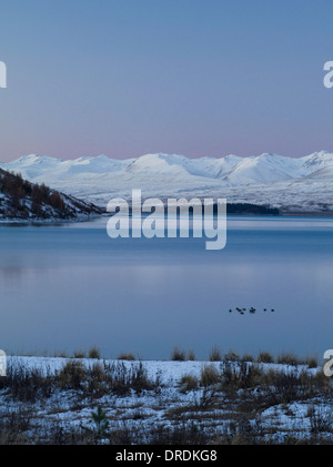 Coucher du soleil tombe sur le Lac Tekapo, Nouvelle-Zélande, avec la gamme de deux pouces à l'arrière-plan. Banque D'Images