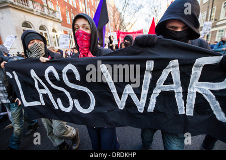 Les militants anarchistes se sont joints aux élèves pour protester mars à Londres pour protéger l'éducation et de soutien Banque D'Images