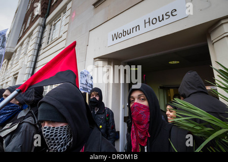 Les militants anarchistes se sont joints aux élèves pour protester mars à Londres pour protéger l'éducation et de soutien Banque D'Images