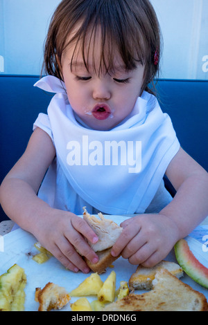 Baby Girl en train de manger un sandwich Banque D'Images