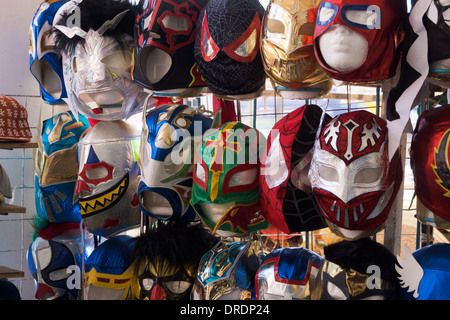 Les masques de catch mexicain sur l'affichage dans un stand de curiosités dans la région de Nuevo Progreso, Tamaulipas, Mexique. Banque D'Images