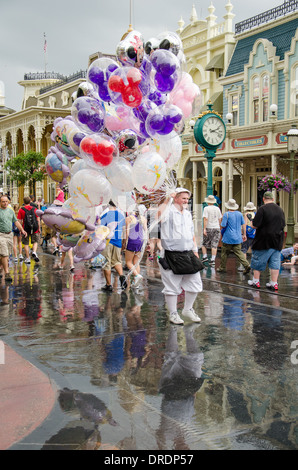 Vendeur de ballons au Magic Kingdom, Walt Disney World à Orlando, Floride Banque D'Images