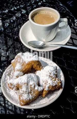 Carré beignets moelleux beignets appelés sont servis avec café au lait sur le célèbre Café du Monde, un point de repère depuis 1862 à la Nouvelle Orléans, Louisiane, USA. Banque D'Images