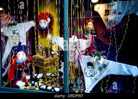 Bouffons, clowns et autres articles souvenirs Mardi Gras sont affichées dans la fenêtre d'une boutique de cadeaux dans le quartier français de La Nouvelle-Orléans, Louisiane, Etats-Unis. Banque D'Images