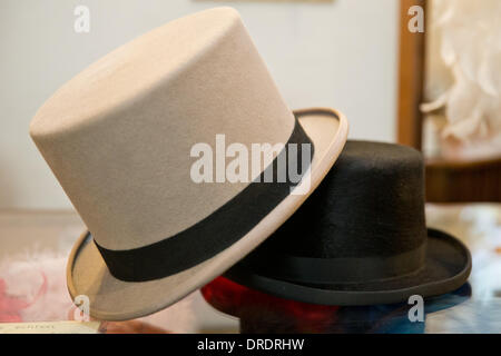 Nuremberg, Allemagne. 14Th Jan, 2014. Haut de forme classique dans l'Atelier et musée de Broemme modistes de Nuremberg, Allemagne, le 14 janvier 2014. Les chapeaux sont à la mode à l'heure actuelle. Les chapeaux sont faits à la main ne vaut presque plus rien. Même Broemme ne vend pas les auto plus chapeaux faits. L'artisanat traditionnel se pratique seulement dans son sous-sol. Photo : DANIEL KARMANN/dpa/Alamy Live News Banque D'Images