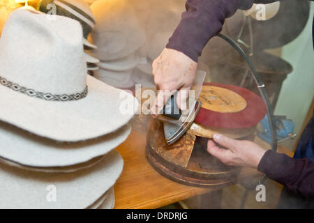 Nuremberg, Allemagne. 14Th Jan, 2014. Horst Broemme modiste travaille sur un chapeau dans l'Atelier et musée de Broemme modistes de Nuremberg, Allemagne, le 14 janvier 2014. Les chapeaux sont à la mode à l'heure actuelle. Les chapeaux sont faits à la main ne vaut presque plus rien. Même Broemme ne vend pas les auto plus chapeaux faits. L'artisanat traditionnel se pratique seulement dans son sous-sol. Photo : DANIEL KARMANN/dpa/Alamy Live News Banque D'Images