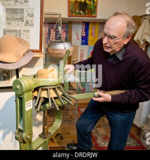 Nuremberg, Allemagne. 14Th Jan, 2014. Horst Broemme modiste travaille sur un chapeau dans l'Atelier et musée de Broemme modistes de Nuremberg, Allemagne, le 14 janvier 2014. Les chapeaux sont à la mode à l'heure actuelle. Les chapeaux sont faits à la main ne vaut presque plus rien. Même Broemme ne vend pas les auto plus chapeaux faits. L'artisanat traditionnel se pratique seulement dans son sous-sol. Photo : DANIEL KARMANN/dpa/Alamy Live News Banque D'Images