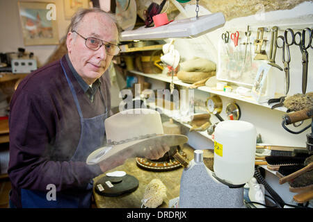 Nuremberg, Allemagne. 14Th Jan, 2014. Horst Broemme modiste travaille sur un chapeau dans l'Atelier et musée de Broemme modistes de Nuremberg, Allemagne, le 14 janvier 2014. Les chapeaux sont à la mode à l'heure actuelle. Les chapeaux sont faits à la main ne vaut presque plus rien. Même Broemme ne vend pas les auto plus chapeaux faits. L'artisanat traditionnel se pratique seulement dans son sous-sol. Photo : DANIEL KARMANN/dpa/Alamy Live News Banque D'Images