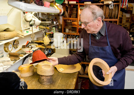 Nuremberg, Allemagne. 14Th Jan, 2014. Horst Broemme modiste travaille sur un chapeau dans l'Atelier et musée de Broemme modistes de Nuremberg, Allemagne, le 14 janvier 2014. Les chapeaux sont à la mode à l'heure actuelle. Les chapeaux sont faits à la main ne vaut presque plus rien. Même Broemme ne vend pas les auto plus chapeaux faits. L'artisanat traditionnel se pratique seulement dans son sous-sol. Photo : DANIEL KARMANN/dpa/Alamy Live News Banque D'Images