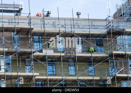 Bardage d'être montées à Kennedy Gardens de Billingham, dans le nord est de l'Angleterre en 2013/2014. À la suite d'inspection incendie Grenfell trouvé certains des entrepreneurs Banque D'Images